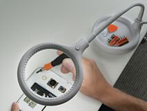 Lupa podświetlana 3 dioptrie fi100mm z klipsem i podstawą